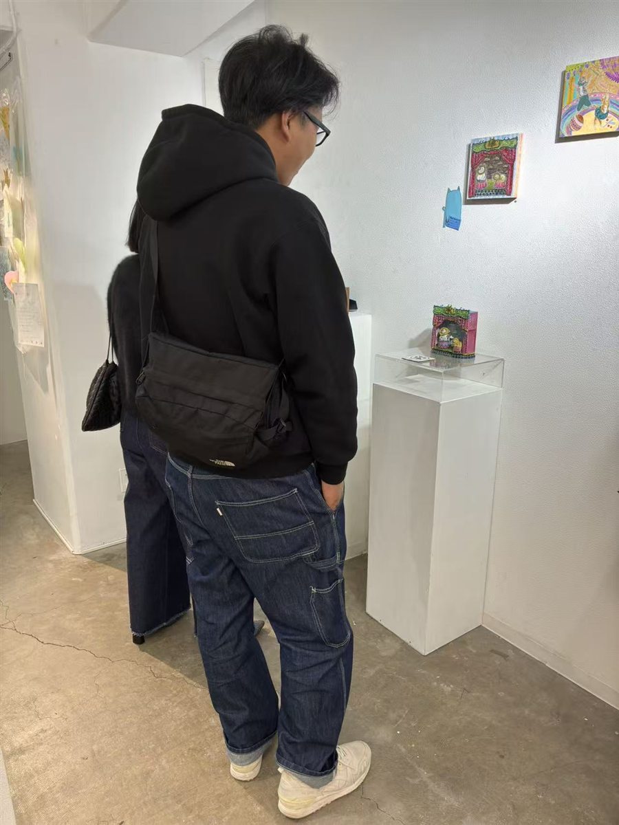 观众在展厅观看 Stage play 实体作品