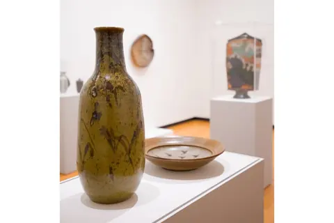 Krannert Art Museum 展出的金色高陶器与鸟纹陶碗