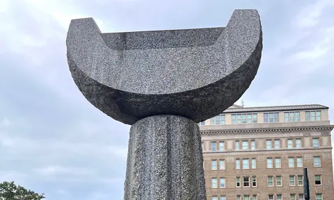 野口勇大型雕塑《Mississippi Fountain》