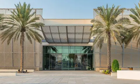 阿布扎比萨迪亚特岛的建筑与海滨景观,首届 Frieze Abu Dhabi 将在岛上举行