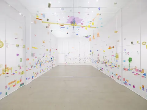 徐道获在韩国国立现代美术馆展出的透明织物建筑装置