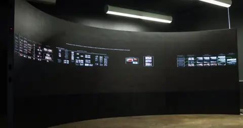 UTA表演性AI实验室内用于展示学生建筑模型的宽幅LED屏