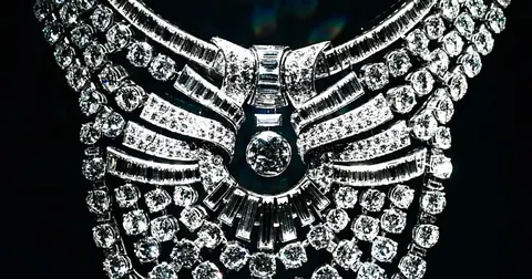 埃及王后 Nazli 旧藏钻石项链及其佩戴资料图的组合画面