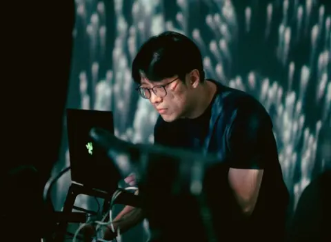 视听艺术家 Yun Jeho 的激光艺术作品在室内空间形成光束结构