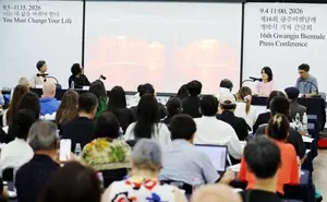 第16届光州双年展新闻活动中的策展团队与发言现场