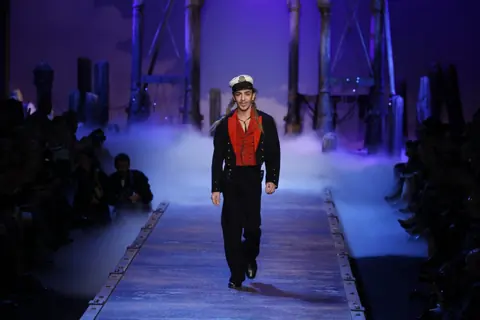 设计师 John Galliano 在时装活动资料照片中向观众致意