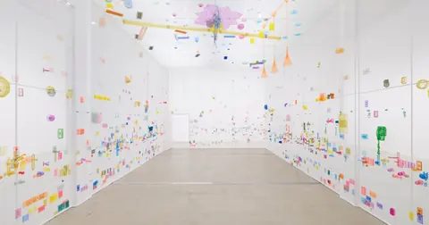 徐道获回顾展中的半透明织物建筑装置
