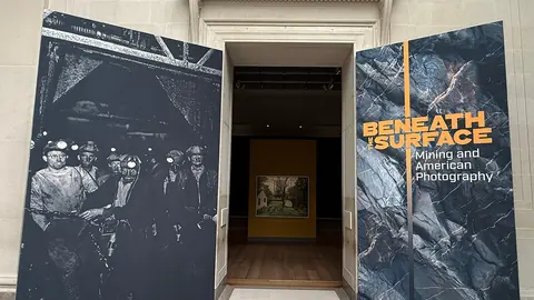 国家美术馆“Beneath the Surface”展览入口与墙面标题