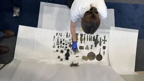 美国国土安全调查局人员在佛罗里达查看被扣押的古物