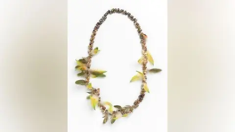 Rose Mamuniny Gurruwiwi 1993年作品《Mani Mani(Necklace)》
