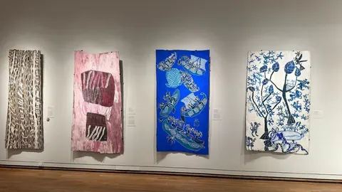 波特兰艺术博物馆澳大利亚原住民艺术展的展厅与大型作品