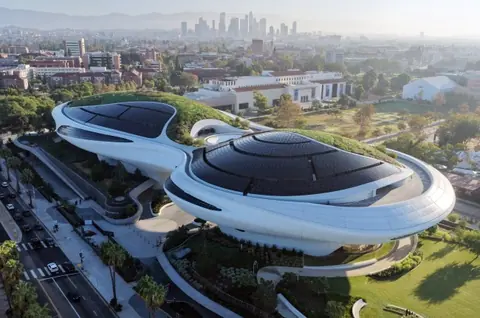 洛杉矶卢卡斯叙事艺术博物馆的曲线形建筑与屋顶绿化俯瞰图