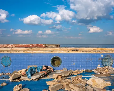 Rania Matar 摄影作品《Lujain, Long Beach, Beirut, Lebanon》,一名女子身处贝鲁特废弃空间