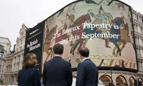 法国大使 Hélène Duchêne、英国博物馆馆长 Nicholas Cullinan 与主席 George Osborne 出席贝叶挂毯展览宣传活动