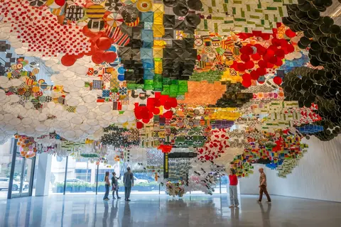 Jacob Hashimoto 在 SFMOMA 展出的纸风筝装置《Giant Arc》