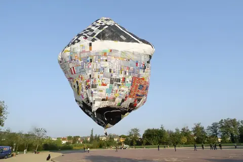 《Inploration》收录的太空主题艺术作品页面