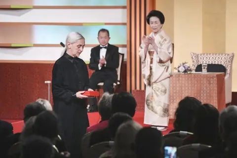 2025 年世界文化奖颁奖仪式上,Anne Teresa De Keersmaeker 手持奖盒;此图为报道用于介绍该奖项的主图