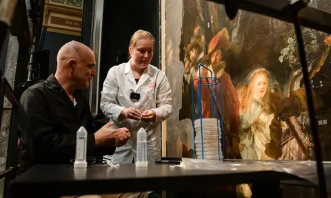 ARTIS-Micropia 实验人员与 Rijksmuseum 修复人员在《夜巡》前准备进行画面区域取样