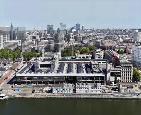 布鲁塞尔 Kanal–Centre Pompidou 建筑、周边街区与运河的航拍视角