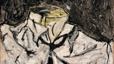 Pope.L 一幅以黑、白与浅黄色粗重笔触描绘无面孔西装人物的纸上作品局部