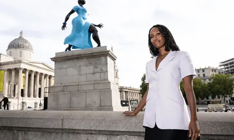 Tschabalala Self 与其位于伦敦特拉法加广场第四基座的蓝色青铜雕塑《Lady in Blue》