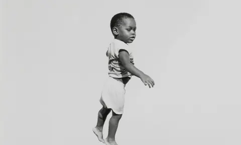 Stephen Marc 1988 年摄影《Untitled》，选自《Changing Chicago》系列并收入相关展览叙事