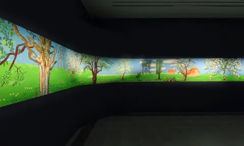2026 年 Serpentine North 的 David Hockney 展览现场，长卷作品沿展墙展开