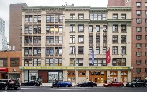 纽约视觉艺术学院所在街区的建筑外观与路旁车辆