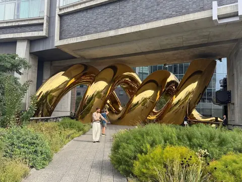 Plastique Fantastique 的金色充气装置《auroBOROS—Urban Memory and Collective Dream》位于曼哈顿 High Line
