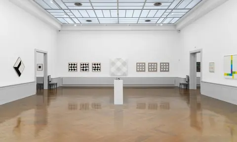 拉绍德封美术馆 Bodenmann 收藏展现场，中央为 Andreas Christen 1998 年无题单色浮雕