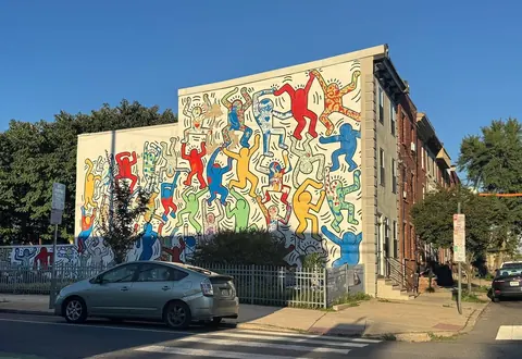 费城建筑外墙上的 Keith Haring 壁画《We The Youth》（1987）