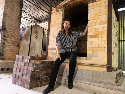 Adam Chau 结合生成图像与青花瓷工艺制作的陶瓷作品