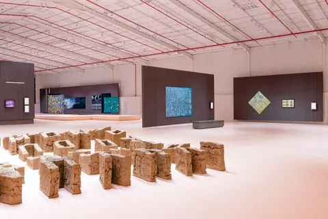 Diriyah Biennale Foundation 2026 年当代艺术双年展展场一景;图片用于该基金会 2027 伊斯兰艺术双年展策展团队公告