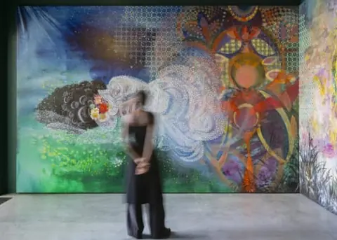 Art Basel 关于替代性艺术教育文章所配的 Firelei Báez 装置作品展场图