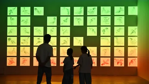 观众在广州美术学院美术馆参观欧亚媒介数字艺术双年展