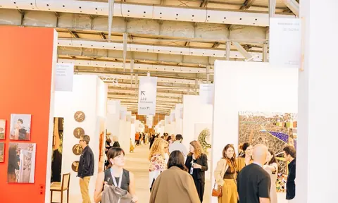 2026年9月16日ArtRio艺博会预展现场，观众在展位间参观