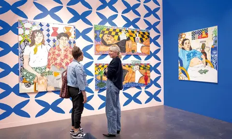 The Armory Show 展场中的观众与画廊展位