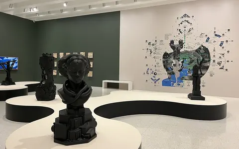 Olalekan Jeyifous 在 Walker Art Center 的展览装置，包含起伏平台、雕塑与墙面图示
