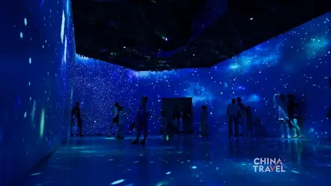 三星堆博物馆数字展厅内的蓝色星空环境与参观者