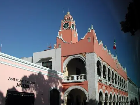 首届 Bienale de Yucatán 举办城市梅里达市中心的彩色建筑