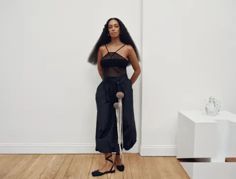 艺术家 Solange 身穿黑色服装的项目宣传肖像