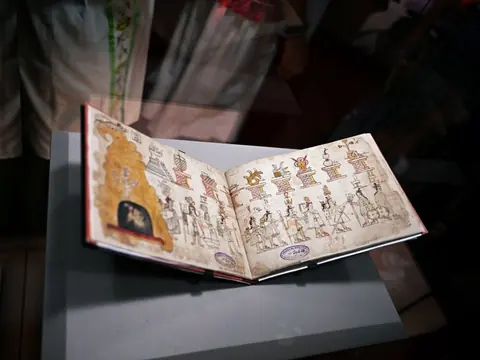 《Codex Azcatitlan》在墨西哥国家人类学博物馆展柜中展开陈列