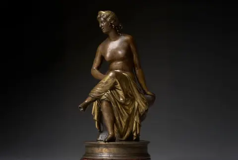 Antico 创作的小型鎏金铜像《Seated Nymph》