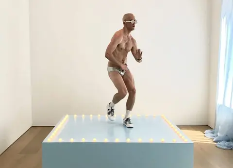 Felix Gonzalez-Torres《无题（Go-Go Dancing Platform）》被表演者激活时的画面