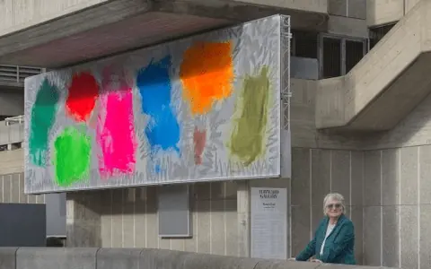 Renée Levi 的《September》安装于伦敦 Hayward Gallery 外立面