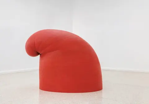 Martin Puryear 的红色雪松雕塑《Big Phrygian》