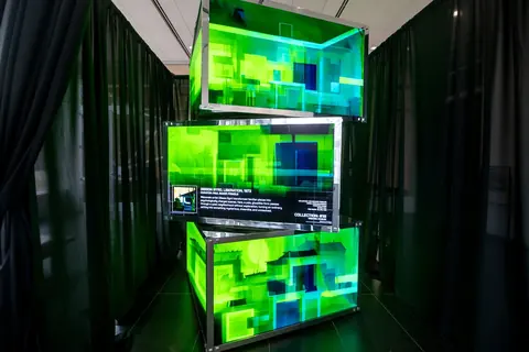 麦迪逊当代艺术博物馆内由多块同步屏幕组成的 Beeple 互动装置“Diffuse Control”