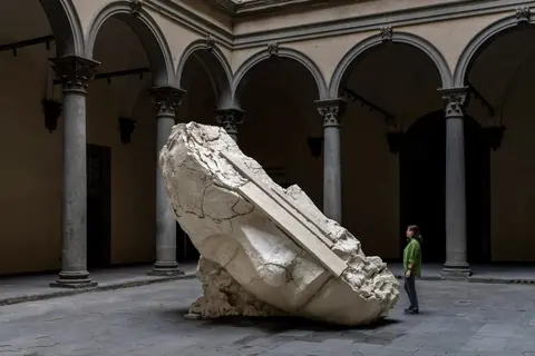 佛罗伦萨 Palazzo Strozzi《Broken》展览现场，碎片与残损作品陈列于展厅中