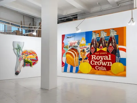 《Wesselmann x Matsuyama》展览现场，松山智一作品与 Tom Wesselmann 的《Still Life #35》并置