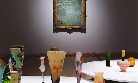 POLA 美术馆展厅中莫奈作品与现当代作品并置的展览现场